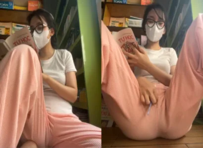 Em út vừa đọc sách vừa dí sextoy vào lồn