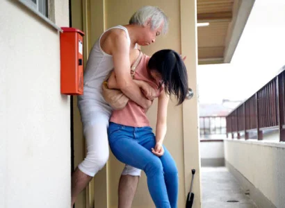 Vợ trẻ bị bố chồng già chịch