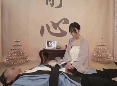 Nữ tu xinh đẹp quan tâm đến vị đạo sĩ bị thương