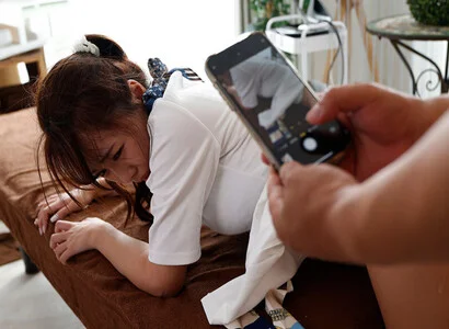 Đang triệt lông đã hiếp cô ấy