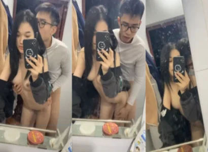 Đôi bạn trẻ chịch nhau trước gương