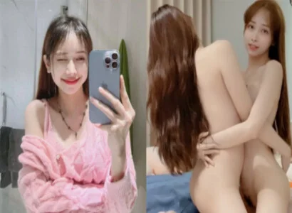 Lâm Thái Vy với cô bạn thân của mình móc bím với nhau trên phát trực tiếp