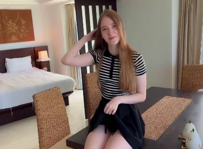 Anh chàng cô đơn đi nghỉ rủ rê lễ tân vào nhà nghỉ
