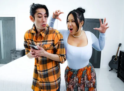 Thằng con trai cho mẹ kế xăm trổ hàng múp lên đỉnh