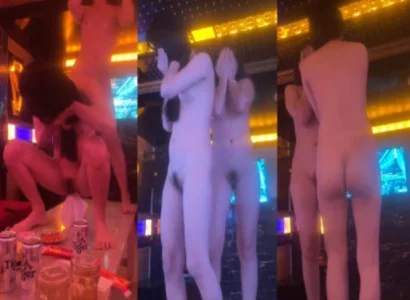 Người đẹp thực hiện vũ khúc thoát y loạn tiết trong quán karaoke