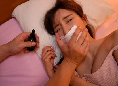 Hắn trộn thuốc mê vào đồ ăn của cô em họ xinh đẹp và quan hệ